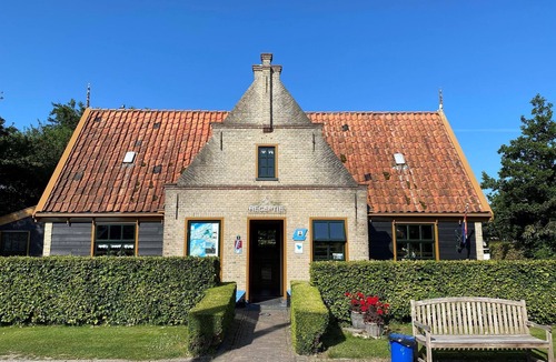 Hippolytushoef Ski Chalet | Cozy chalet with dishwasher, near the Wadden Sea