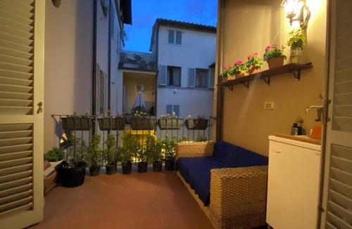 Isolotto Apartment | Cozy detached studio apartment with terrace very close to the historic center