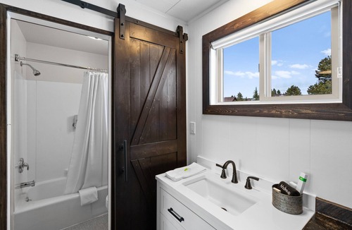 West Yellowstone Hotel | Cozy King Suite at Lazy Duck Inn, just 1 minute to Yellowstone! #23