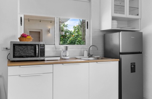 Gold Coast Apartment | Cozy Studio Great Location Pool Walk 2 Beach