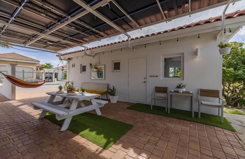 Gold Coast Apartment | Cozy Studio Great Location Pool Walk 2 Beach
