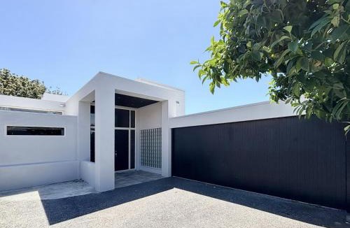 Greenlane - Ellerslie House | Designer 6BR Home Backyard Direct Park Access
