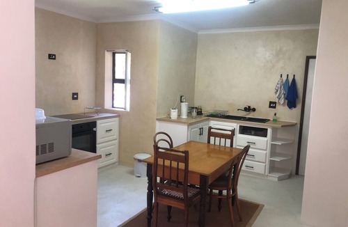 Die Boord Apartment | Elegant two-bedroom hideaway in picturesque Stellenbosch.