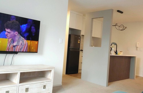 Mount Albert Apartment | Entire apartment near retails, green space & city