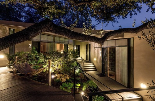 Travis Heights Hotel | Frame Hotel - Treehouse