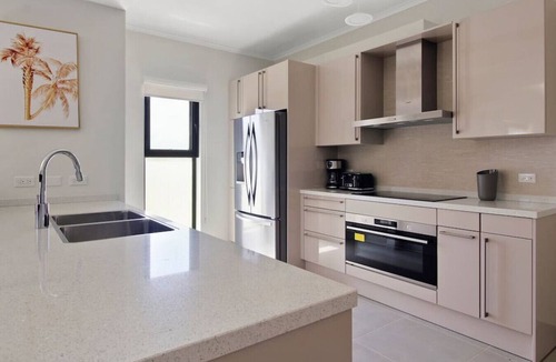 Gold Coast Condo | Gold Coast Luxury 4-bed condo 194H