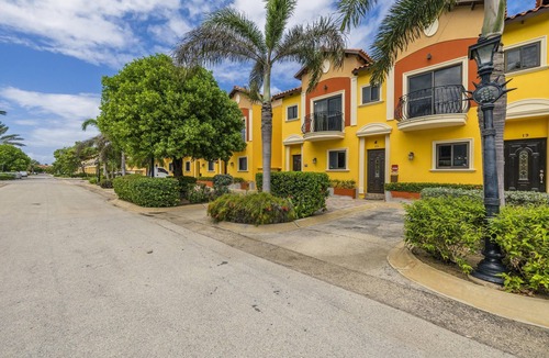 Gold Coast House | Gold Coast Townhome w/Pools ~ GYM ~ 24/7 Security