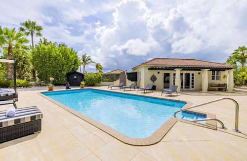 Noord Villa | Golf & Beach 5BR w Pool | Campeonan 7 by Bocobay