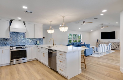 Shell Harbor House | Gorgeous waterfront Villa on cul-de-sac near beach