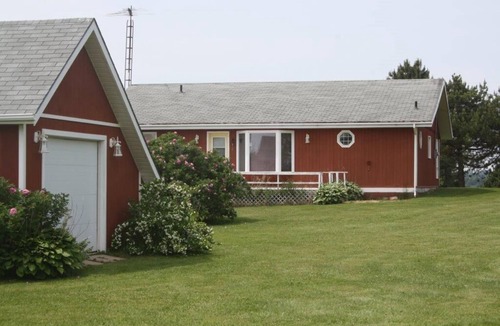 Lot 16 Cottage | Grandview Beach Cottage, 3 brm , 2 baths, 10Km from S'side, Kayaks.
