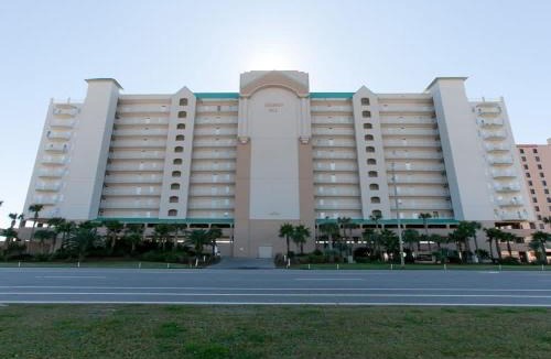 Orange Beach East Hotel | Gulf Front Condo Outdoor Pool & Grill