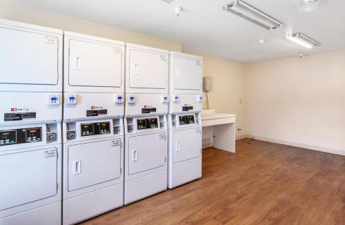 Southeast Colorado Springs Hotel | HomeTowne Studios by Red Roof Colorado Springs - Airport