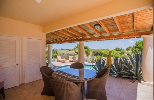 Noord Villa | Impressive 2 bedroom villa overlooking the golf course