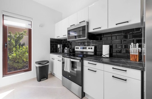 Gold Coast Apartment | LUX 3BR Condo Rooftop Patio, BBQ & Resort Pool
