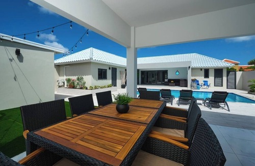 Wayaka House | Luxury 4BR Villa Private Pool Near Beach & Airport