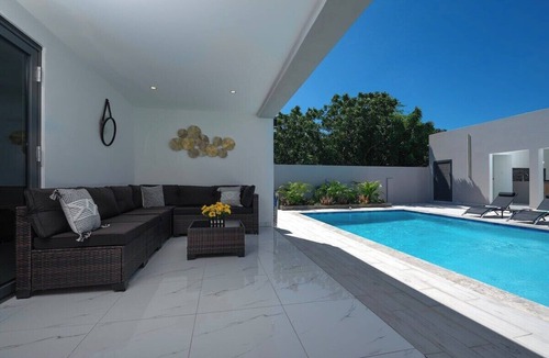 Wayaka House | Luxury 4BR Villa Private Pool Near Beach & Airport