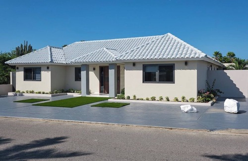 Wayaka House | Luxury 4BR Villa Private Pool Near Beach & Airport