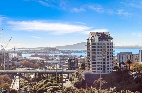 Newton Apartment | Modern, comfortable, amazing views + carpark