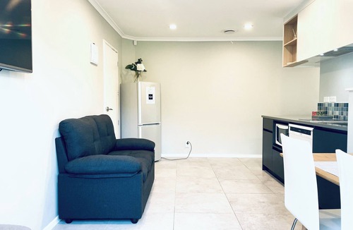 Rosedale House | Modern private 2 bedroom home unit in Albany-Walk distance to Rosedale Park