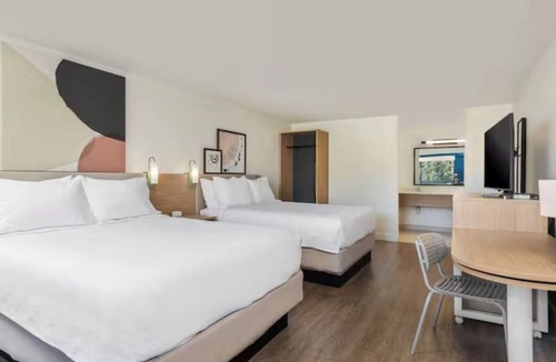 Hilton Head Island Hotel | Modern Room w/Complimentary Breakfast & Pool Access