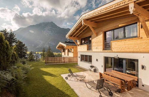 Weidach Ski Chalet | Moderne alpine chalet with fireplace in Leutasch