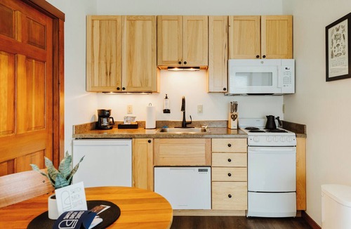 Kalispell Hotel | One Bedroom King Deluxe Suite with Full Kitchen and Washer/Dryer in the Heart of Kalispell, MT