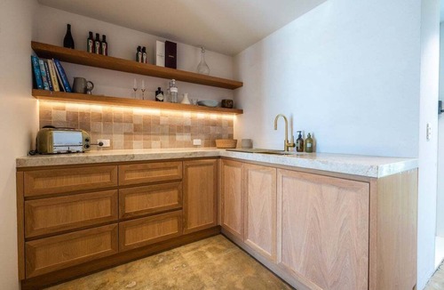 Onetangi Villa | Onetangi Estate including guest cottage by Waiheke Pure - Luxurious italian style palazzo with pool, hot tub and expansive views