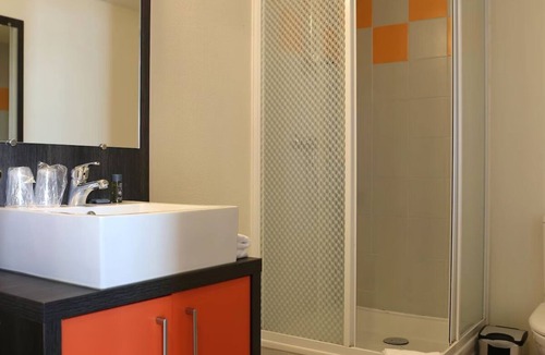 Chevilly-Larue Hotel | Paris Area Studio Near Villejuif Metro, Shops and Local Restaurants