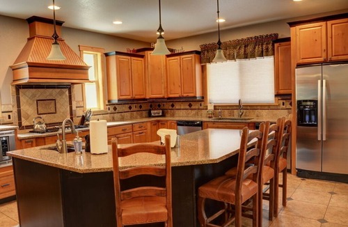 Deer Park House | Premier Luxury Home with 6 BR/7 BA, Hot Tub, Game Room, SHARC passes, A/C