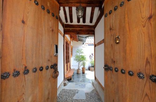 Samcheong-dong Villa | Premium Modern Bukchon Hanok Ubojae 牛步齋 Slow Walk in Bukchon