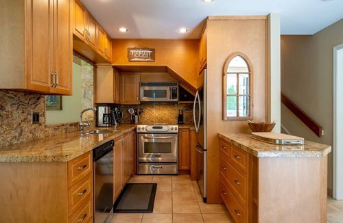 Whistler House | Prime Central Location | 5BR | Walk to Village/Lifts | Free Parking | Managed by Aloha Whistler