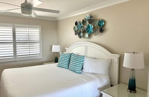 Sanibel Hotel | Relax by the Beach with Pools, Tennis & Hot Tub — 2 Family-friendly Units