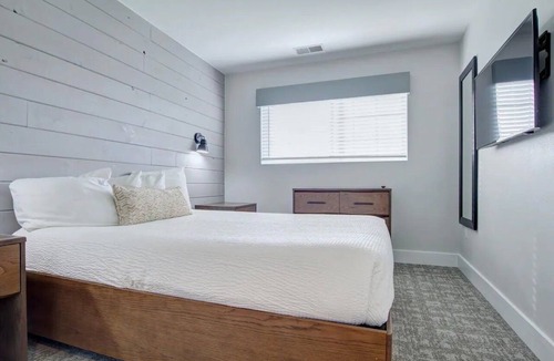 East Stroudsburg Hotel | Relaxing Modern 1BR Villa in the Heart of Pocono | Outdoor Pool, Free Parking