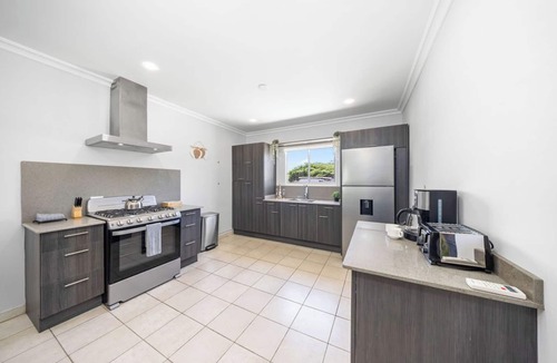 Opal Villa | Renovated ~ PrivatePool ~ OutdoorDining ~ Location