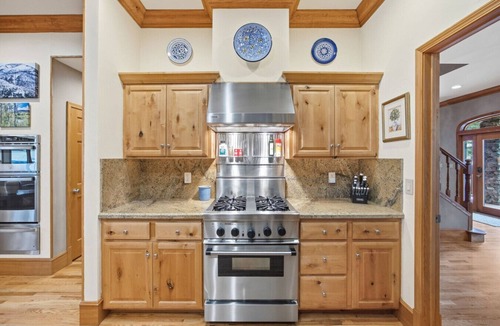 Grantsdale House | Roaring Lion Abode: Mountain Getaway