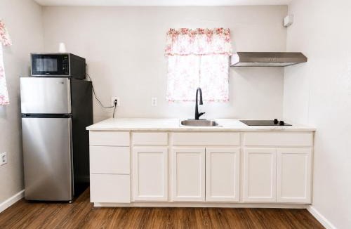 Larkspur Hotel | Royal Gateway Motel