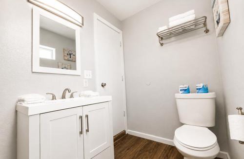Larkspur Hotel | Royal Gateway Motel