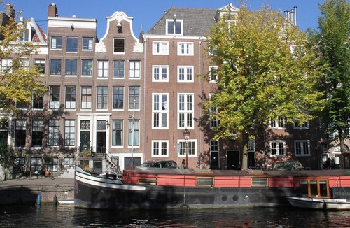 De Weteringschans Apartment | Simpel central-canal street-level studio for 2. Private entrance nice garden.