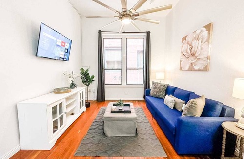 Gaslamp Quarter Hotel | Spacious 2BR 700 sq ft suite with free parking, steps to the Convention Center and Gaslamp dining. Ideal for business or group travel.