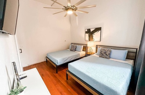 Gaslamp Quarter Hotel | Spacious 2BR 700 sq ft suite with free parking, steps to the Convention Center and Gaslamp dining. Ideal for business or group travel.