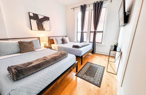 Gaslamp Quarter Hotel | Spacious 2BR 700 sq ft suite with free parking, steps to the Convention Center and Gaslamp dining. Ideal for business or group travel.