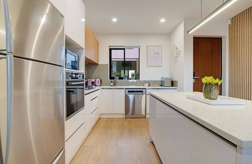 Mangere Villa | Spacious 4BR Family Haven with Air-con & Parking