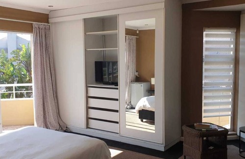 West Beach House | Spacious 6-bed 5 bath west beach house in charming Cape Town with WiFi