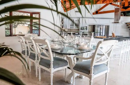 Opal House | Spacious 6-bedroom house in lovely Noord, near the best beaches and hotel areas