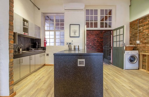 Cape Town City Centre Apartment | Spacious apartment with rooftop pool, walk to vibrant and trendy V&A Waterfront.