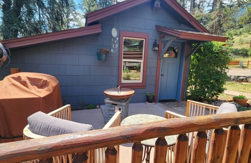 Cascade-Chipita Park Cabin | This mountain cabin is perfect for a couple or single person get away.