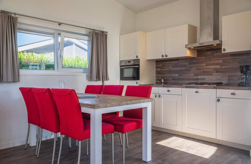 West-Graftdijk House | This single-storey home is set amid the characteristic polder landscape of North Holland and offers a pleasant balance between relaxation and views of the green surroundings. Here you can experience true outdoor living, with all comforts within easy