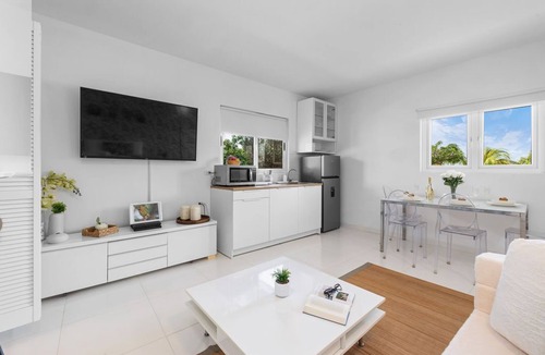 Gold Coast Apartment | Tropical Decor Studio Walk to the Beach Pool