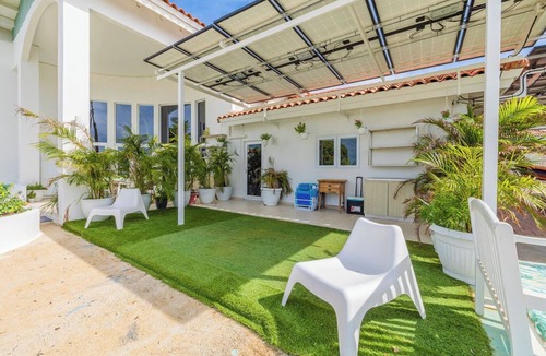 Gold Coast Apartment | Tropical Decor Studio Walk to the Beach Pool
