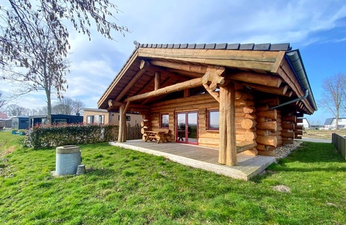 Den Oever Cottage | Unique log house for 6 pers. with terrace and unobstructed view near Wadden Sea